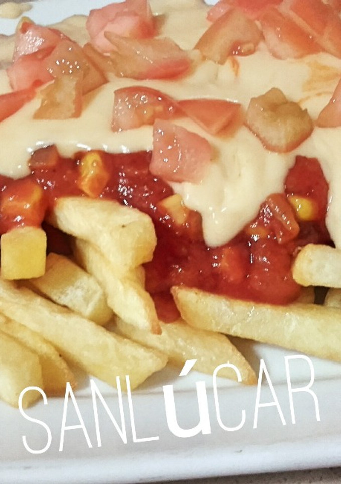 Una foto de Patatas fritas con salsa mexicana y cheddar