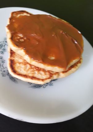 Una foto de Pancakes de banana y avena♡🍌
