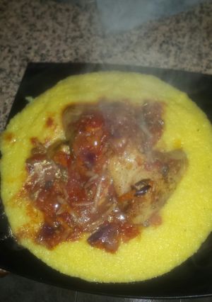 Una foto de Polenta con salsa de alita