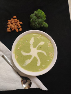 બ્રોકોલી સૂપ (Broccoli Soup Recipe In Gujarati) રેસીપી મુખ્ય ફોટો