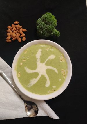 બ્રોકોલી સૂપ (Broccoli Soup Recipe In Gujarati) રેસીપી મુખ્ય ફોટો