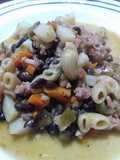 Guiso de porotos, chorizo y fideos