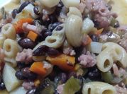 Una foto de fideos coditos con cebolla