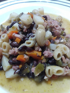 Una foto de Guiso de porotos, chorizo y fideos
