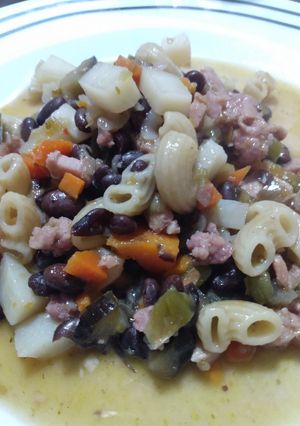 Una foto de Guiso de porotos, chorizo y fideos