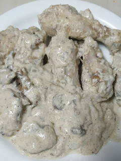 Una foto de Pollo con setas y nata
