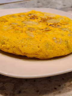 Una foto de Tortilla de gambas al ajillo y patatas