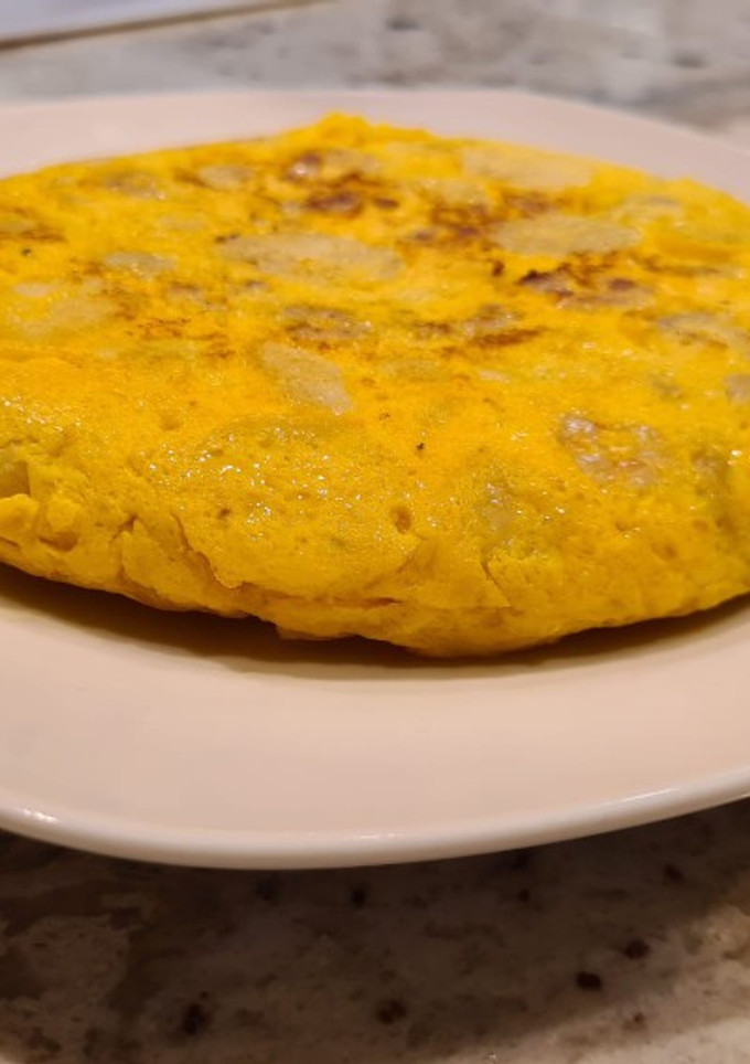Una foto de Tortilla de gambas al ajillo y patatas