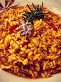 Una foto de Arroz meloso de pollo y gallina 🐓