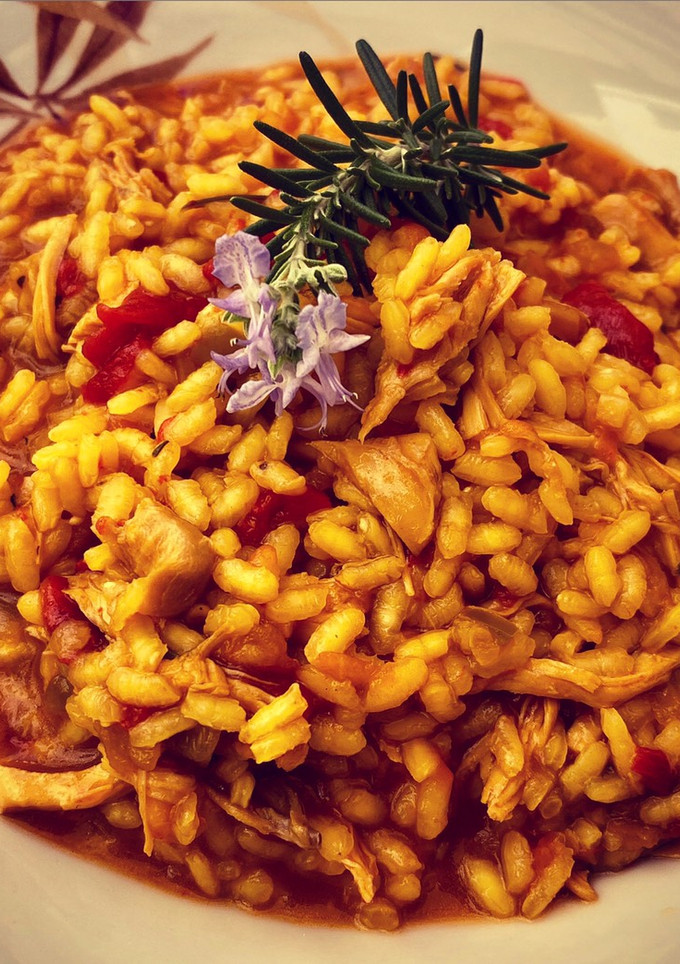 Una foto de Arroz meloso de pollo y gallina 🐓