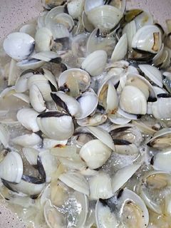 Una foto de Almejas con cebolla