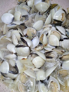 Una foto de Almejas con cebolla
