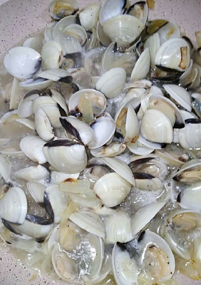Una foto de Almejas con cebolla