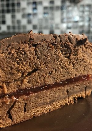 Una foto de Torta de chocolate y mermelada
