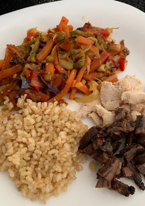 Una foto de Carne/pollo con verduras y arroz integral