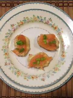 Una foto de Crostini de salmón con queso