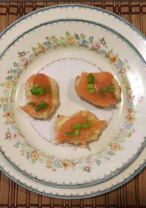 Una foto de Crostini de salmón con queso