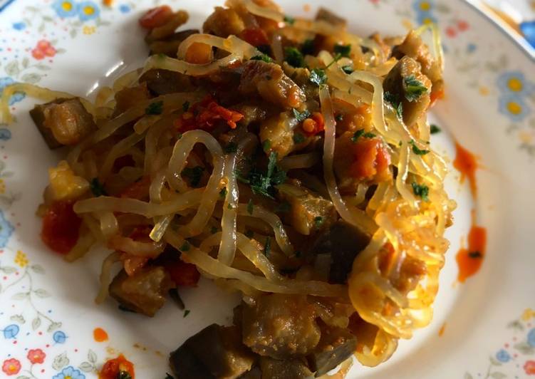 Spaghetti di konjac alle melanzane e curry