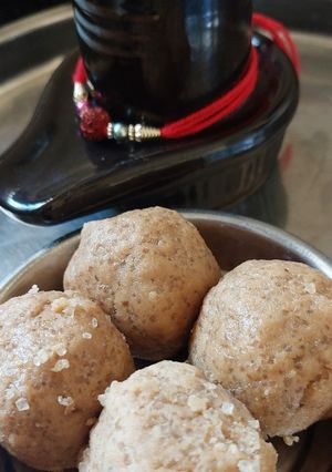 चूरमे के लड्डू(churme ke laddu recipe in hindi) रेसिपी मुख्य फोटो