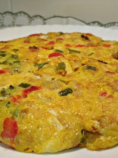 Una foto de Tortilla de bacalao con pimientos