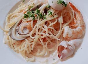 Hình của món Mỳ ý hải sản sốt kem.