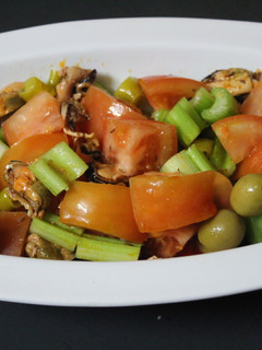 Una foto de Ensalada de apio, tomate y mejillones