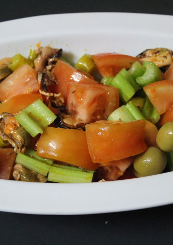 Una foto de Ensalada de apio, tomate y mejillones