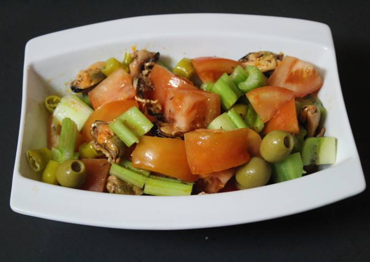 Ensalada de apio, tomate y mejillones