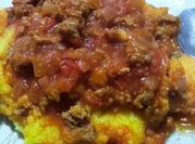 Una foto de guiso de polenta