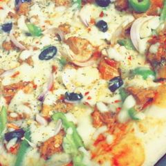 A picture of Peri peri pizza without oven.