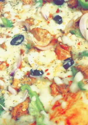 A picture of Peri peri pizza without oven.