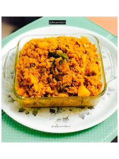 A picture of Muri Ghonto: Bengali Yellow Rice with Fish Head.