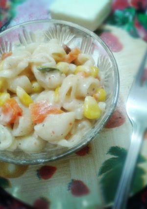 A picture of Domino style pasta in white sauce.