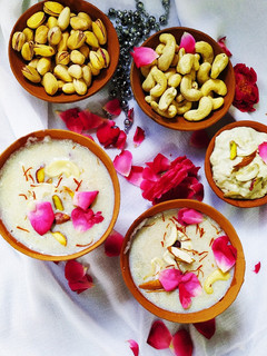 सूजी रबड़ी ख़ीर विथ रोज़ पेटल्स रेसिपी मुख्य फोटो