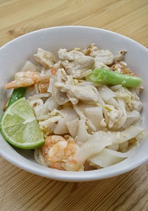 A picture of Shrimp Pad Thai.