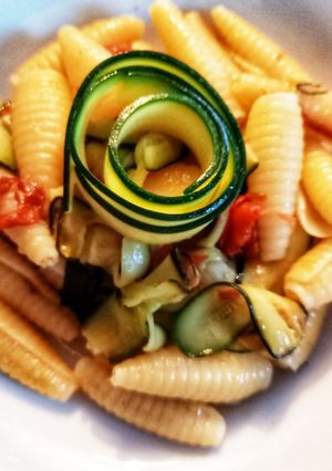 Une photo de Pâtes aux courgettes et tomates confites