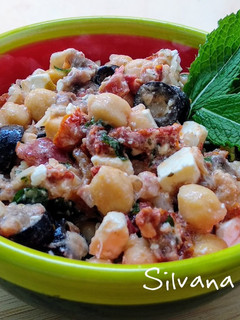 Una foto de 168.🥗Ensalada de garbanzos, tomate seco y anchoas con veganesa🍅