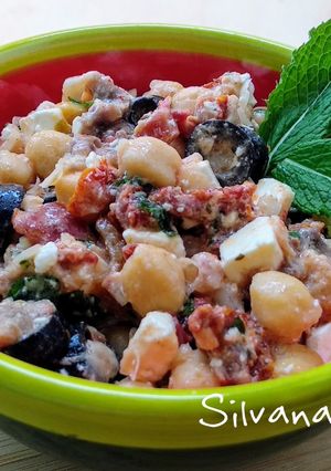 Una foto de 168.🥗Ensalada de garbanzos, tomate seco y anchoas con veganesa🍅