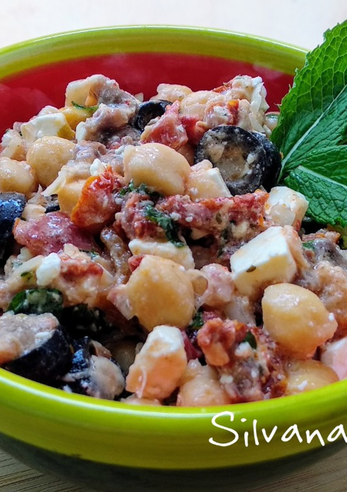 Una foto de 168.🥗Ensalada de garbanzos, tomate seco y anchoas con veganesa🍅