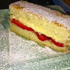 A picture of Gènoise Strawberries & Cream.