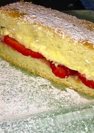 A picture of Gènoise Strawberries & Cream.