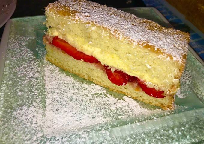 Recipe of Homemade Gènoise Strawberries & Cream