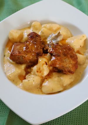 Korianderes krumplifőzelék pecsenyével recept fotója