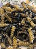 Fussili con habitas y calamares en su tinta