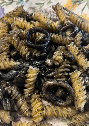 Una foto de Fussili con habitas y calamares en su tinta