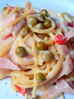Una foto de One Pot Pasta Spaghetti con Arvejas y Jamón -One Pot Ham and Pea Pasta