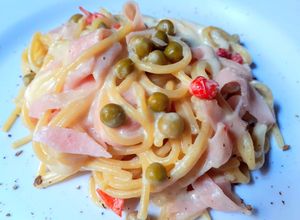 Una foto de One Pot Pasta Spaghetti con Arvejas y Jamón -One Pot Ham and Pea Pasta