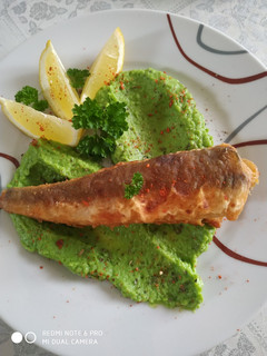 Zöldborsó püré, chilis, sült hallal recept fotója