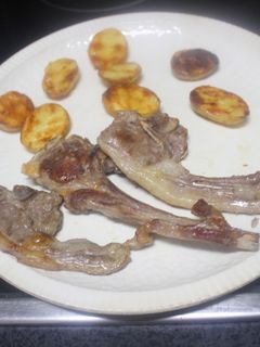 Una foto de Cordero con patatas al grill doble