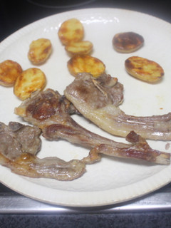 Una foto de Cordero con patatas al grill doble